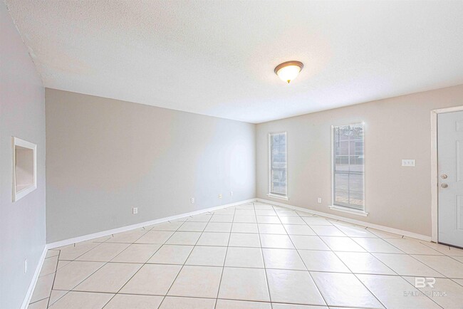 Building Photo - 600 Cheshire Ln