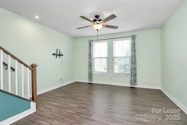 Building Photo - 228 Parkwood Ave