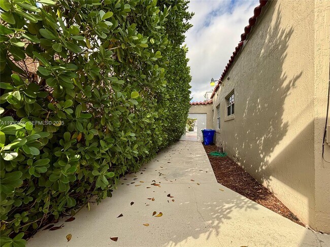 Building Photo - 1654 SW 14th Terrace