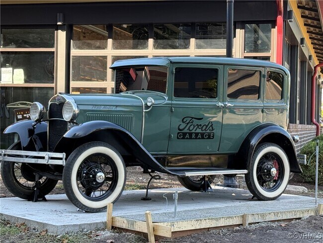 Building Photo - 3924 Village Townes Walk