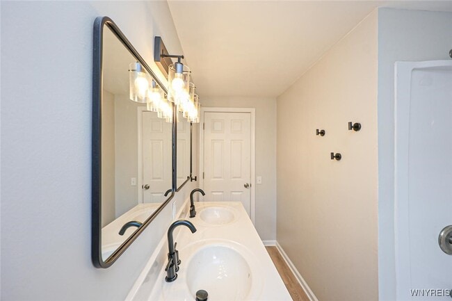 Building Photo - 862 Falcon Dr