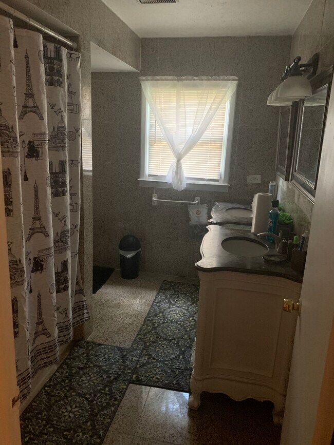 Building Photo - 2861 Headland Dr