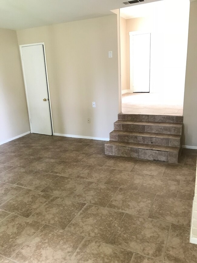 Building Photo - Adorable Wood streets 3 bd home