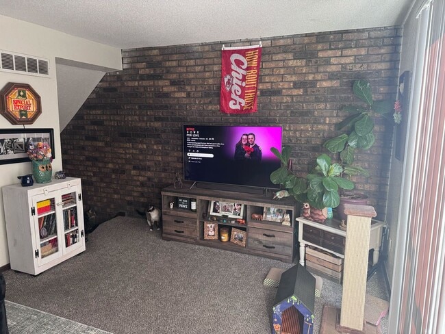 Building Photo - Spacious All Electric Townhome Near Downtown Independence