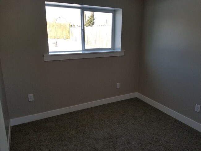 Building Photo - Spacious 5-Bedroom Magna Home with Deck and Ample Parking