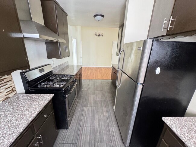 Building Photo - 521 S Manhattan Pl