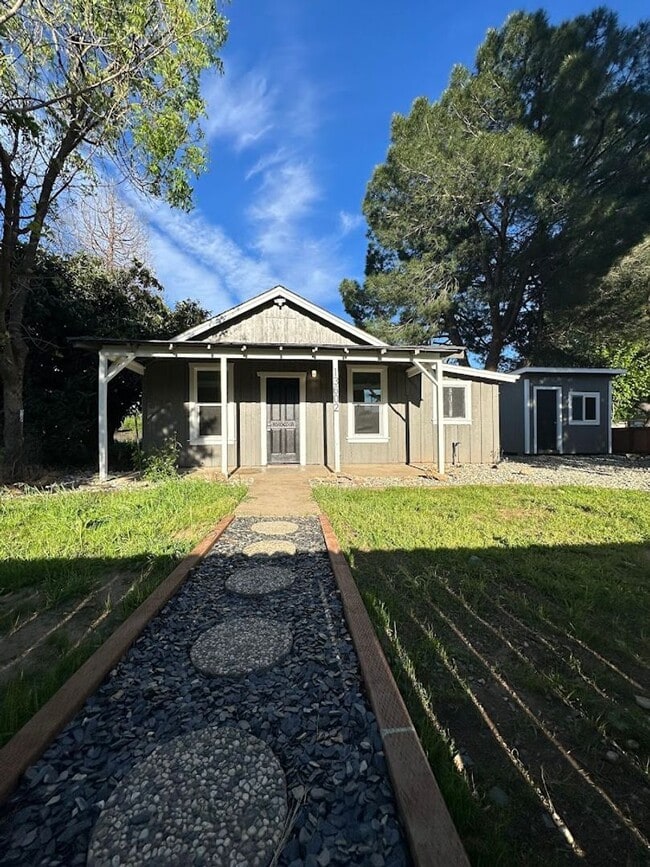 Building Photo - Charming One Bedroom in the Heart of Red Bluff! Pet Friendly!