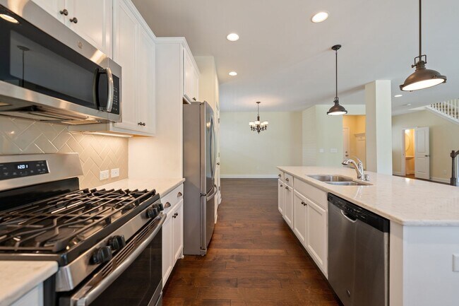 Building Photo - Available June 1!! Beautiful and Bright 4 Bedroom + 2.5 bath home with Loft & Open Floor Plan!