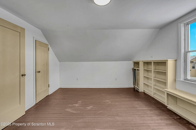 Building Photo - 208 E Warren St