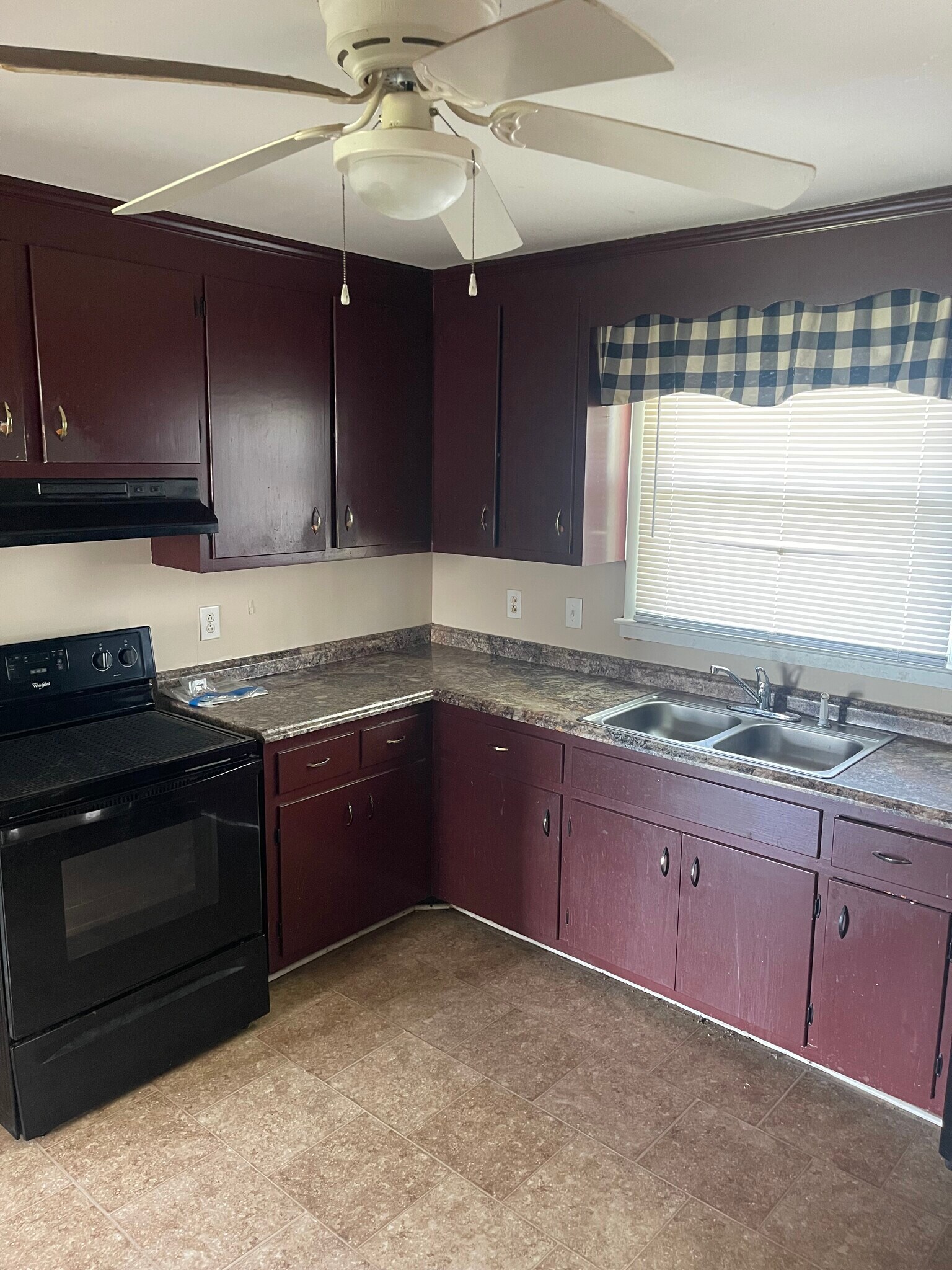 Building Photo - 1190 Rossview Rd