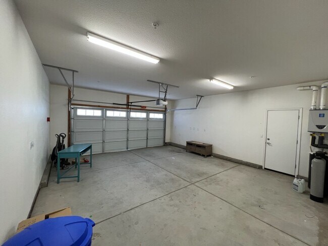 Building Photo - Newer single story home located in desirab...