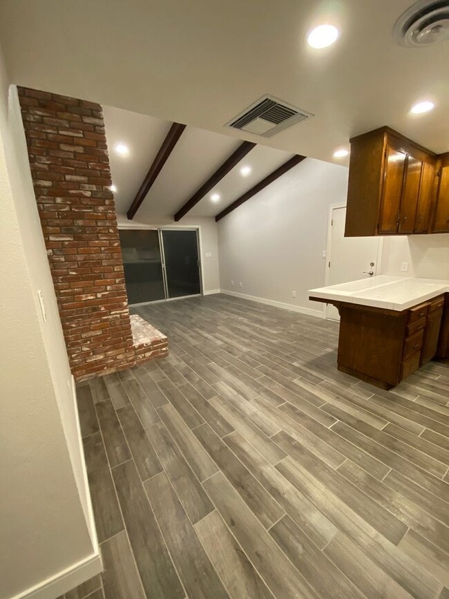 Building Photo - Updated 4 bed, 2 bath home with Dual Cooli...