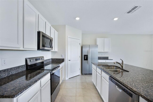 Building Photo - 652 Greymount St