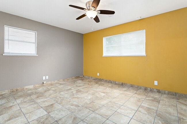 Building Photo - 340 Maxwell Dr