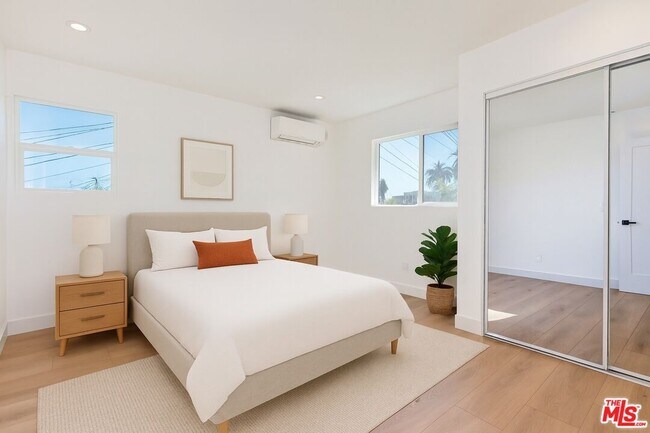 Building Photo - 3431 Edgehill Dr