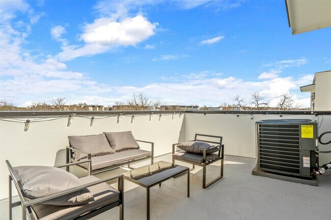 Building Photo - 2019 California Dr