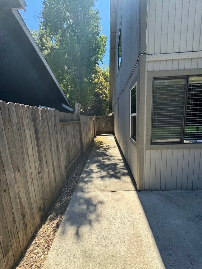 Building Photo - Beautifully spacious 3 bedroom 2 bath home...