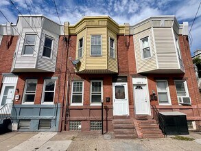Building Photo - Spacious 3-Bedroom Townhome in Port Richmond! Available mid-April!