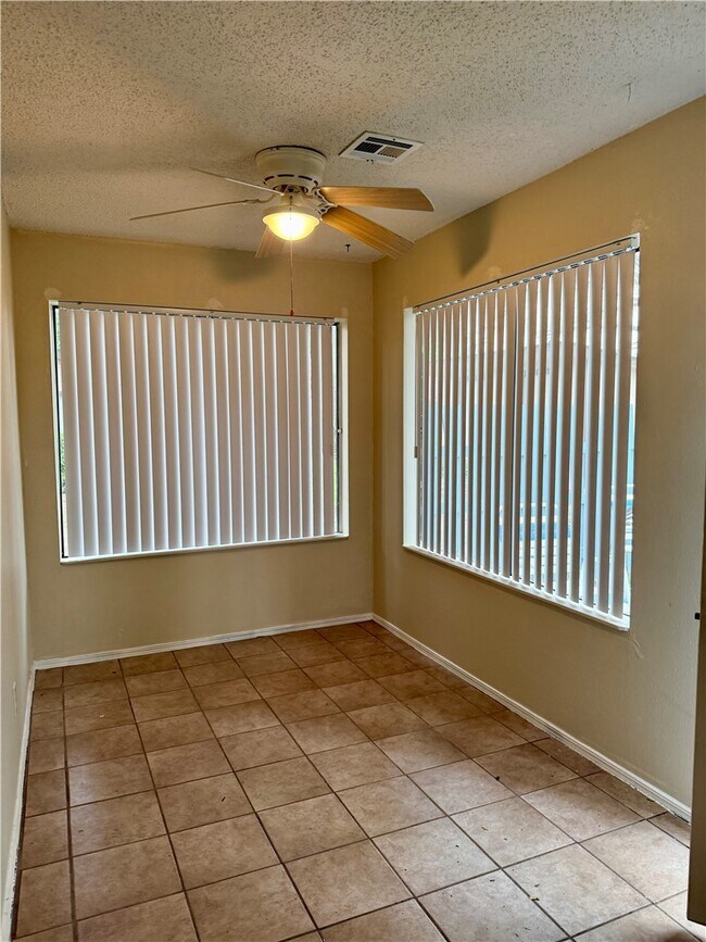 Building Photo - 930 N Century Dr