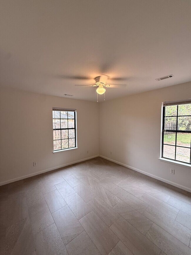 Building Photo - Three Bedroom Beautiful Home Available