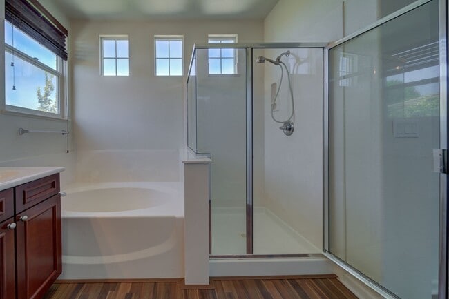 Building Photo - Beautiful 3 Bed/2.5 Bath 2- Story Home