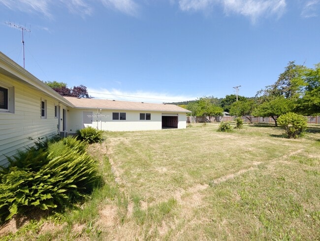 Building Photo - 1117 NW Oak Ave