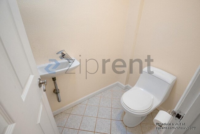 Building Photo - 10609 Creston Dr
