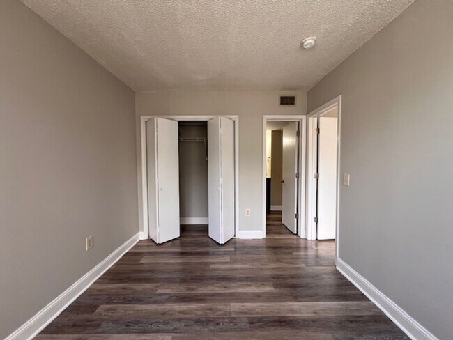 Building Photo - wh311