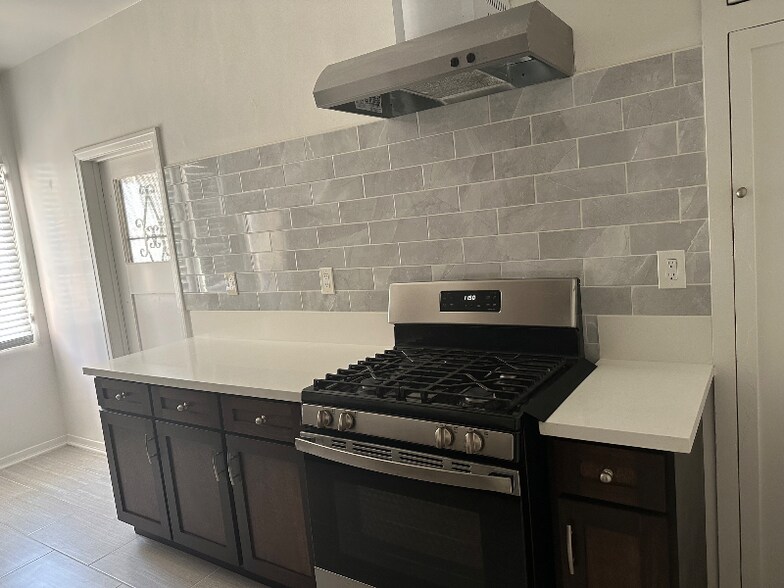 Building Photo - 3221 W 43rd Pl