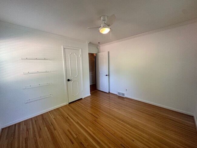 Building Photo - Charming Walk-Out Ranch in Sought-After Ba...