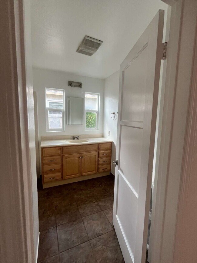 Building Photo - "Charming 2-Bedroom Retreat on Douglas Ave...