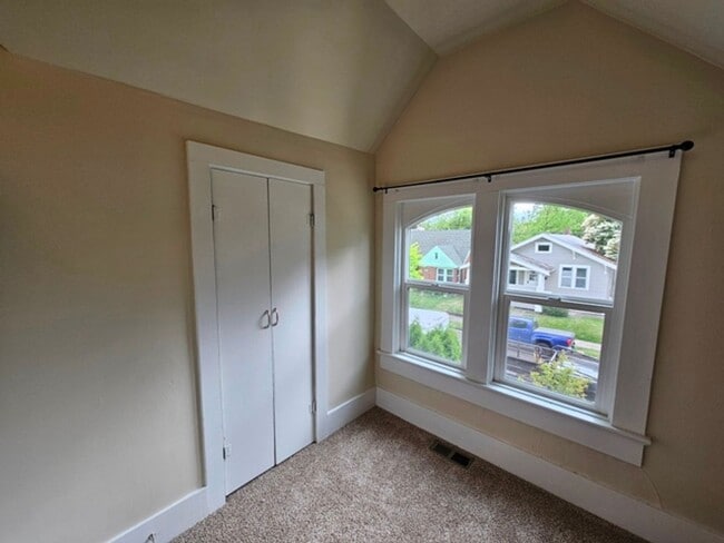 Building Photo - 4Bd/2Ba Two Story House-For Viewing!