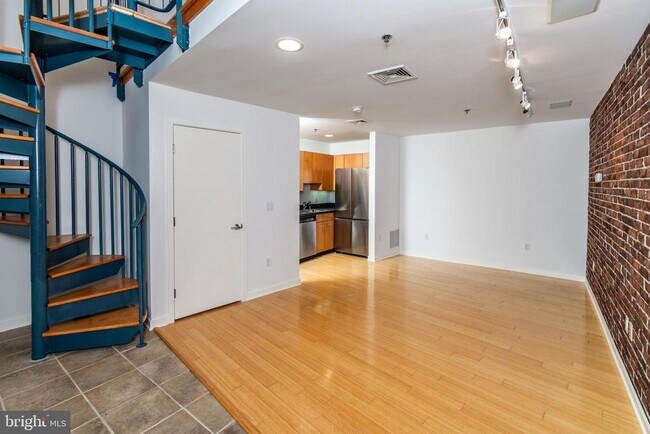 Building Photo - 36 Moore St