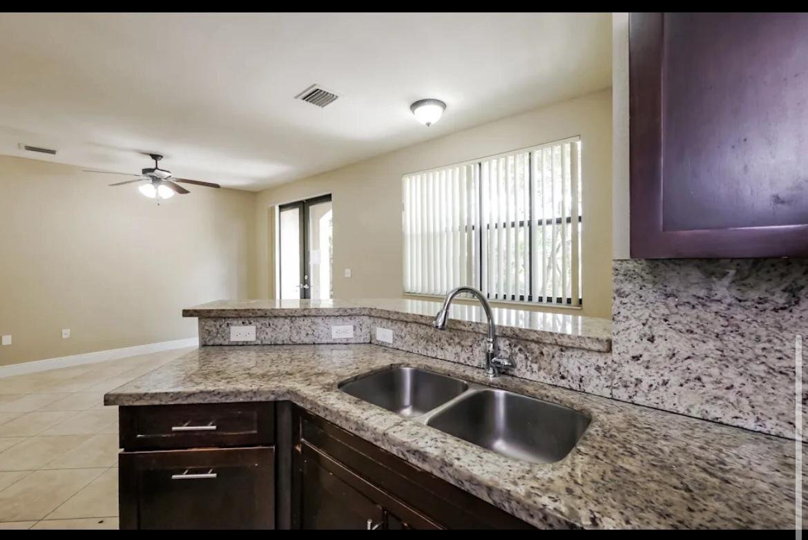 Building Photo - 3720 SW 69th Ave