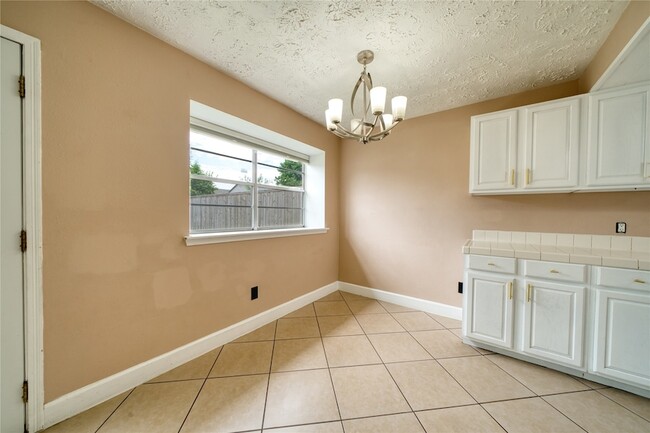 Building Photo - 1323 Oakengates Dr