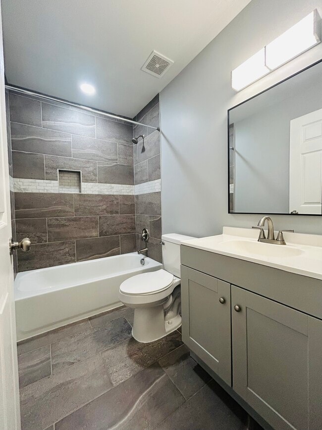 Building Photo - 1405 Leonard Ave