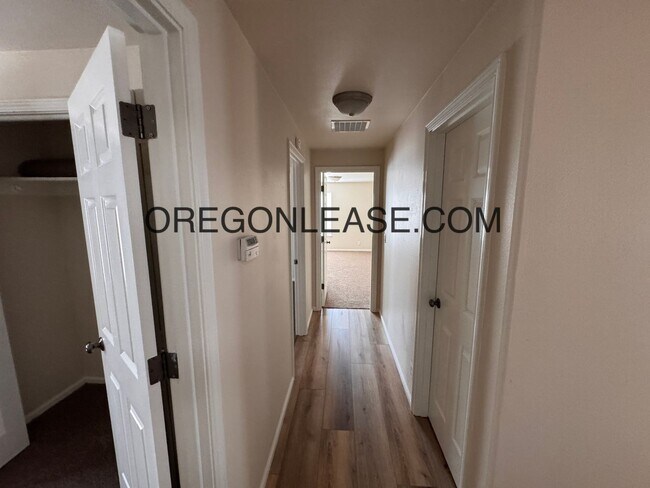 Building Photo - Newly remodeled West Eugene Home