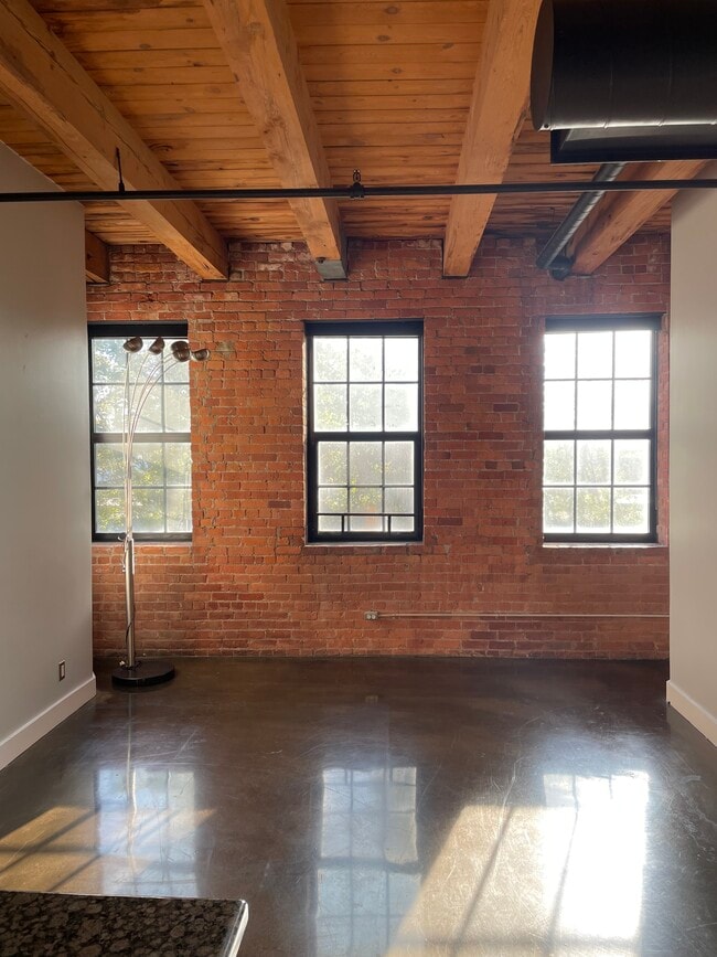 Large living space - 6533 E Jefferson Ave