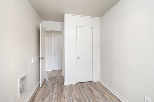 Building Photo - Renovated 3 Bedroom Unit!