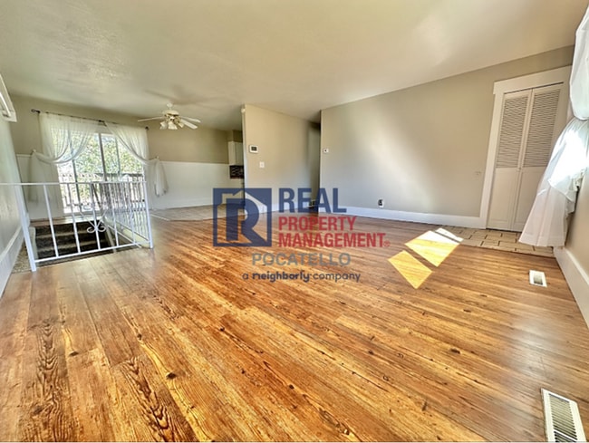Building Photo - 4 Bedroom 2 Bath - 2 Car Garage House - Do...