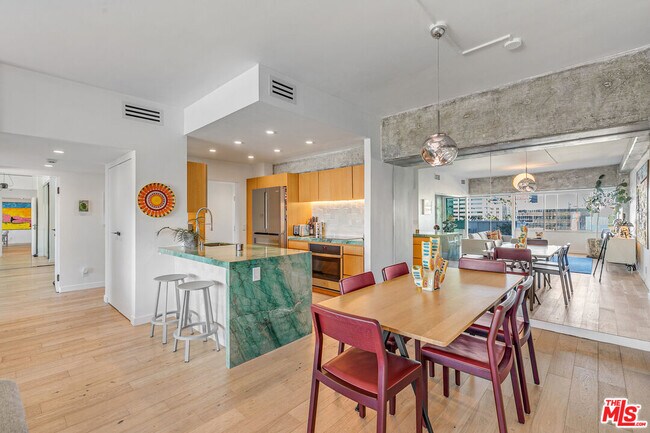 Building Photo - 7135 Hollywood Blvd