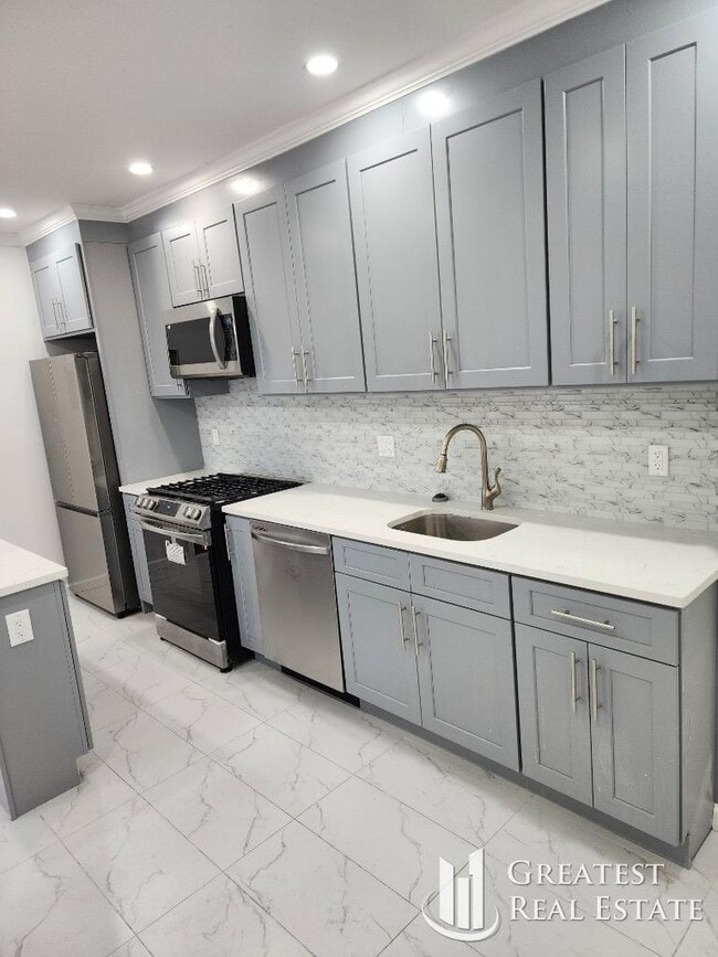 Building Photo - 3 bedroom in SOUTH RICHMOND HILL NY 11419