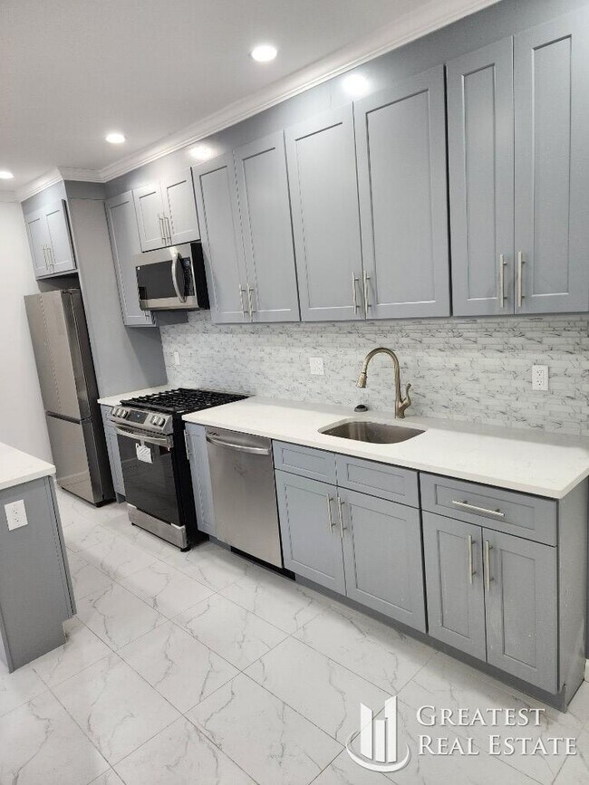 Primary Photo - 3 bedroom in SOUTH RICHMOND HILL NY 11419