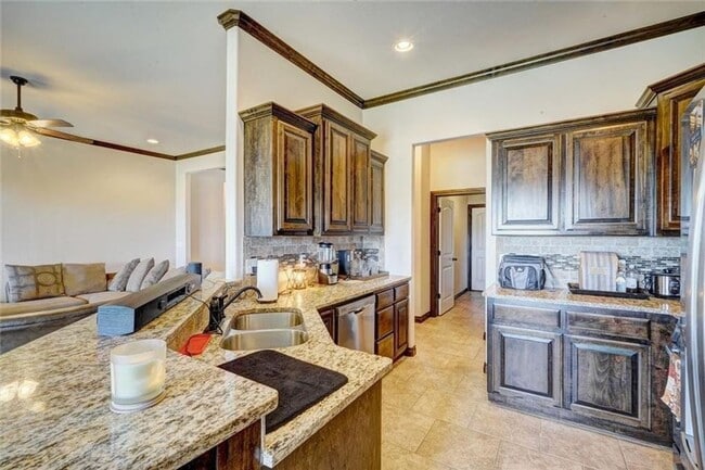 Building Photo - St James Park Home in Norman - Community Pool!  Available in April!