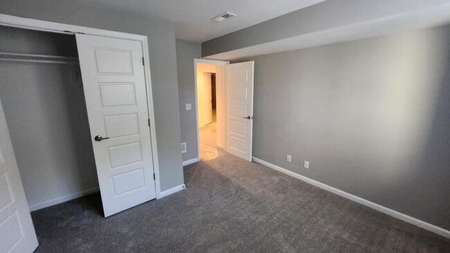Building Photo - 4 bed 3 bath 2 car garage all maintenance ...