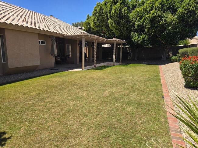Building Photo - 6834 E Gelding Dr