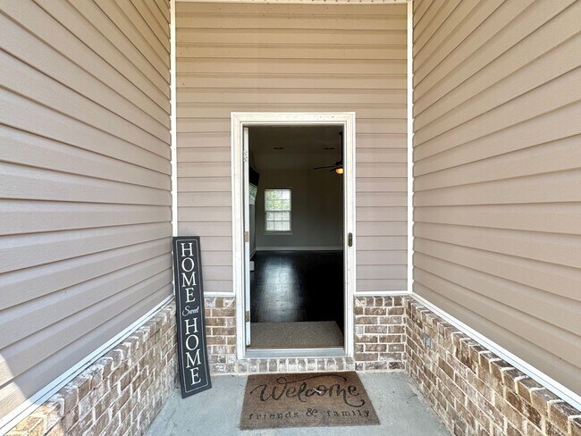Building Photo - AVAILABLE OCTOBER 2025 [PET FRIENDLY]