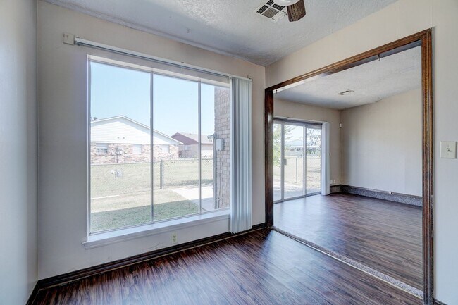 Building Photo - 2 bedroom 2 Bath 2 Car Garage Duplex Avail...