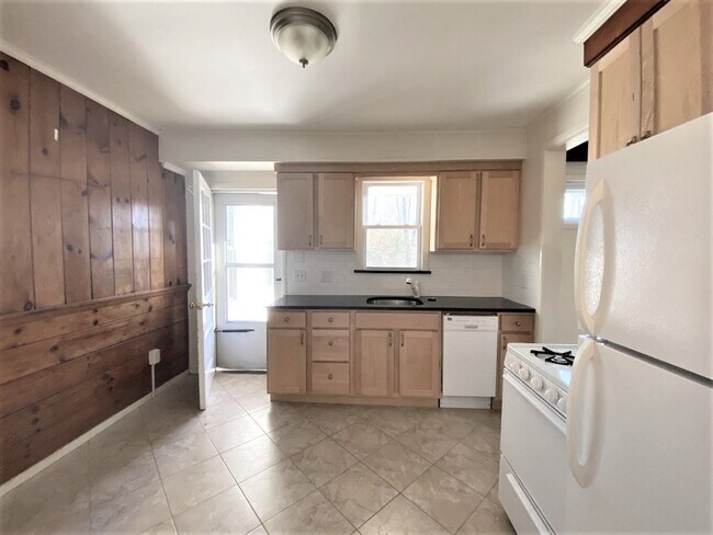 Building Photo - 439 Middlesex Turnpike