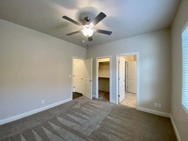 Building Photo - SPACIOUS HOME FOR RENT!